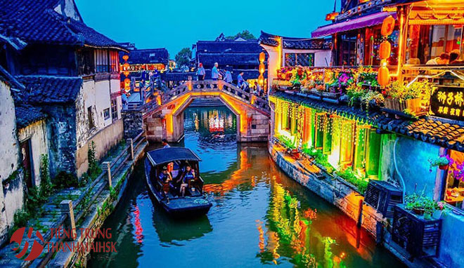 Ngắm cảnh thành phố về đêm rực rỡ